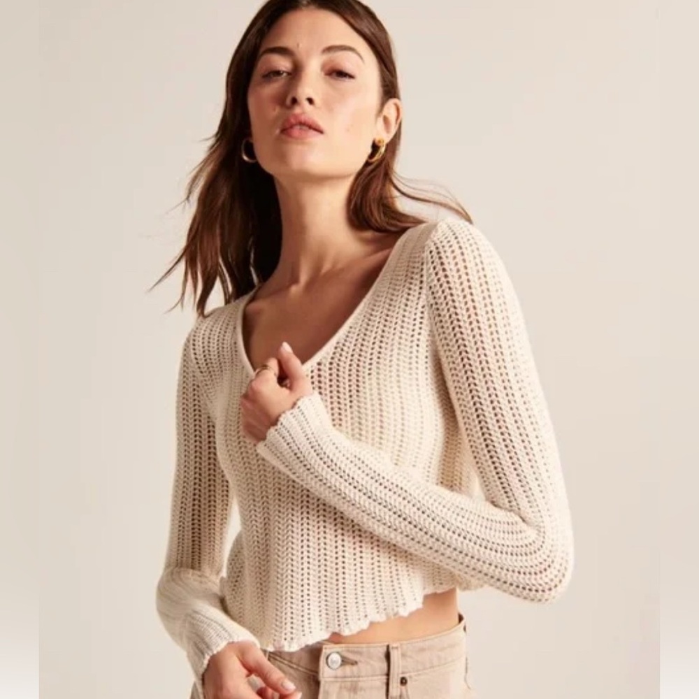 Abercrombie - Long Sleeve Swoop Neck Sweater - Cream